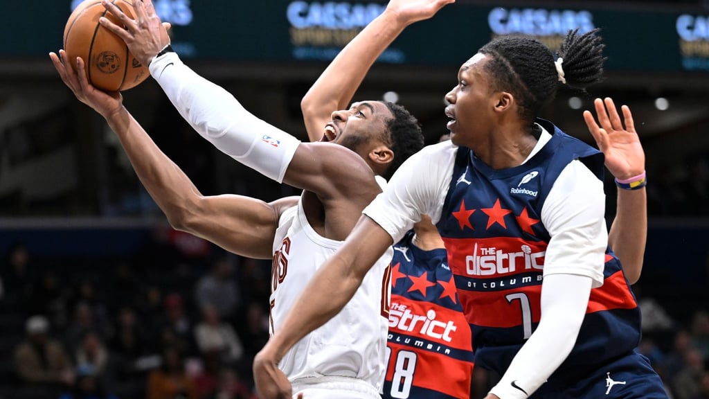 Donovan Mitchell (l) dreht fast im Alleingang das Spiel für die Cleveland Cavaliers.