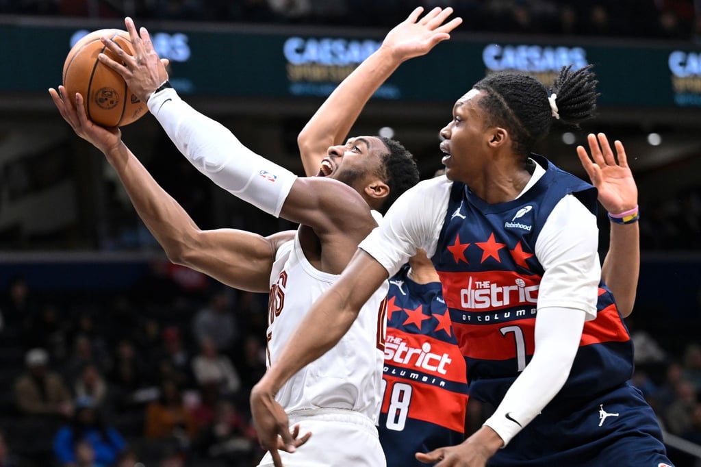 Donovan Mitchell (l) dreht fast im Alleingang das Spiel für die Cleveland Cavaliers.