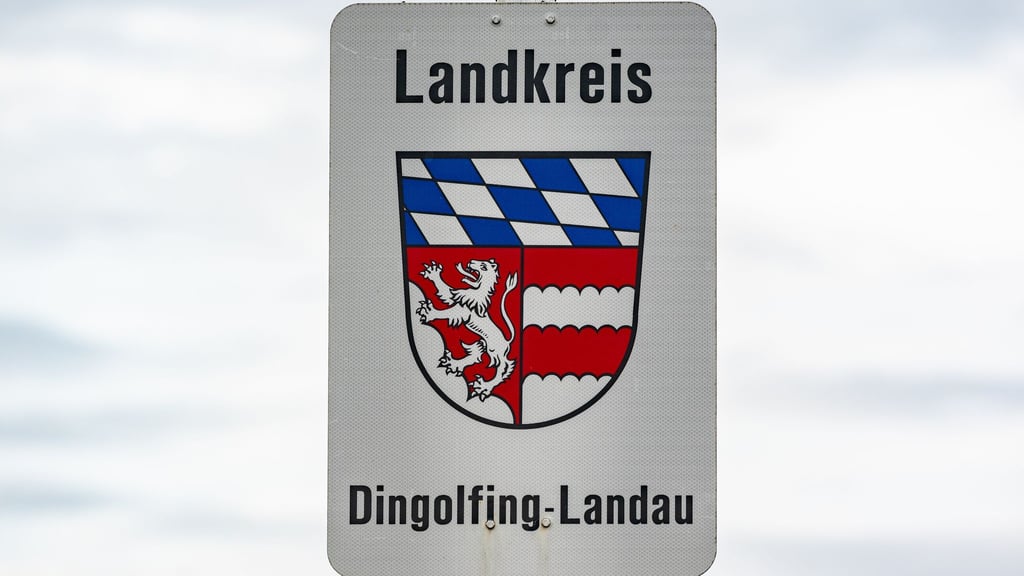 Es wurden fünf Männer festgenommen, die einen Anschlag auf einen Weihnachtsmarkt im Raum Dingolfing geplant haben sollen. (Archivbild)