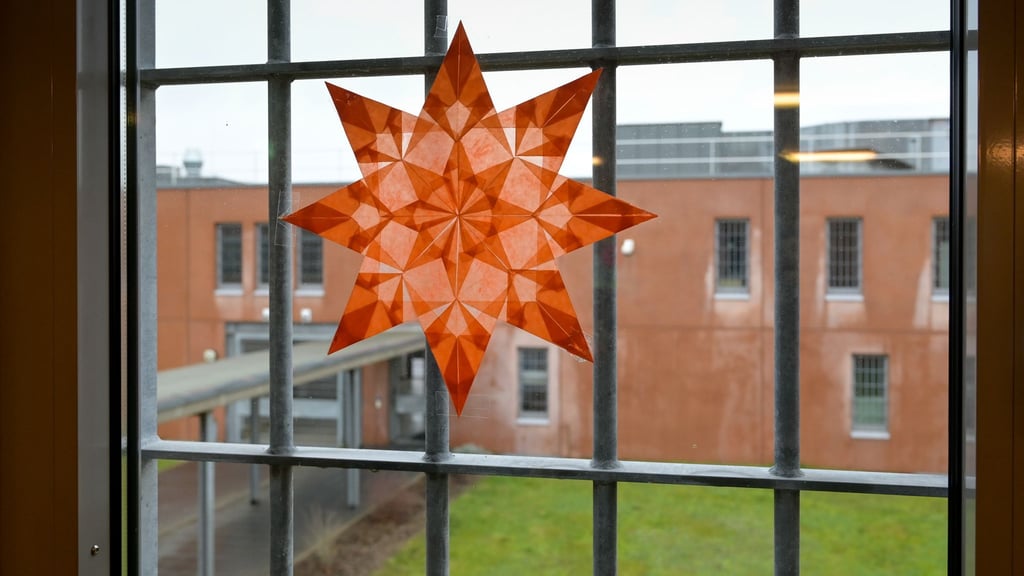 Weihnachten nicht hinter Gittern - die vorzeitige Entlassung in der Vorweihnachtszeit wird wenigen Gefangenen zuteil. (Archivbild)