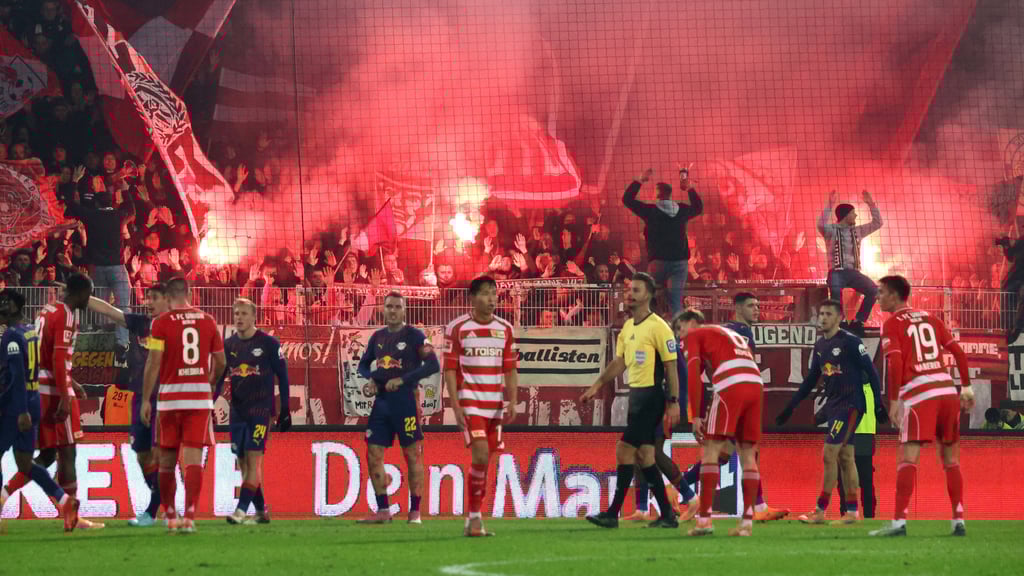 Heiße Atmosphäre auch im Gästeblock: RB-Fans bei Union Berlin.