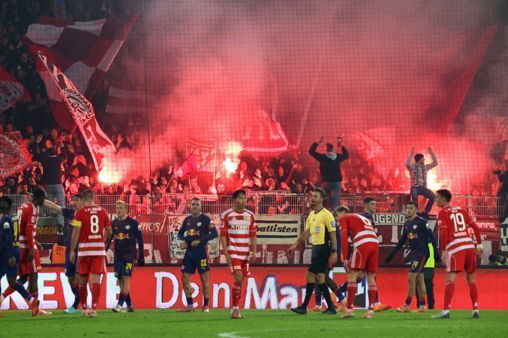 Heiße Atmosphäre auch im Gästeblock: RB-Fans bei Union Berlin.