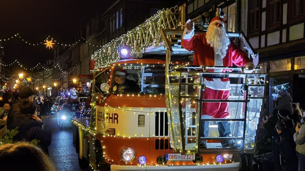 Prominentester Mitfahrer bei der Wernigeröder Lichterfahrt: der Weihnachtsmann persönlich grüßt die Hunderten Zuschauer in der unteren Breiten Straße.