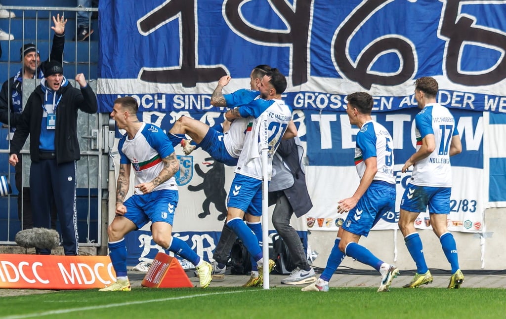 Baris Atik (2.v.l, 1. FC Magdeburg) jubelt nach seinem Treffer zum 2:1 mit Teamkollegen.