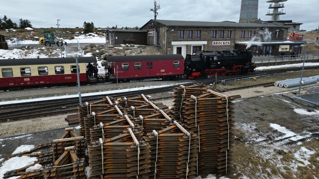 Hier wird an Gleisen gearbeitet. Die Harzer Schmalspurbahnen haben aber noch viel mehr Baustellen. (Archivbild)