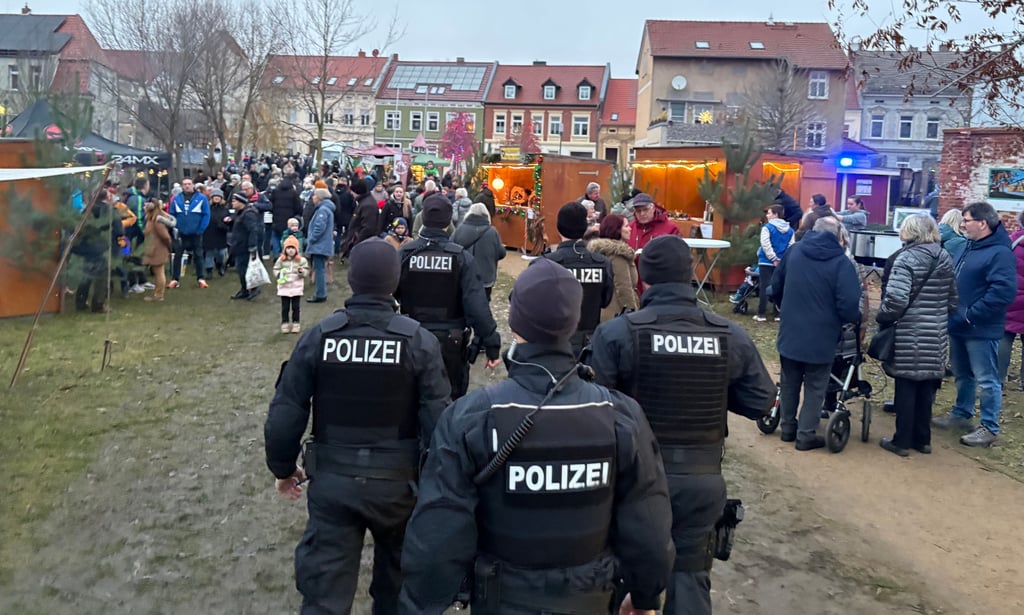 Am und auf dem Festgelände der Altstadtweihnacht am Weinberg in Burg sind Polizeibeamte im Einsatz.