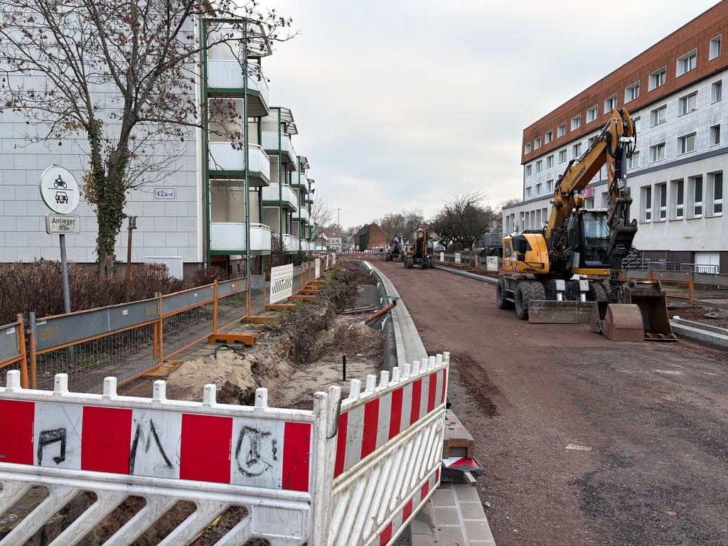 Die noch ausstehenden Asphaltarbeiten in der Holzstraße in Burg werden in den März 2026 verschoben.