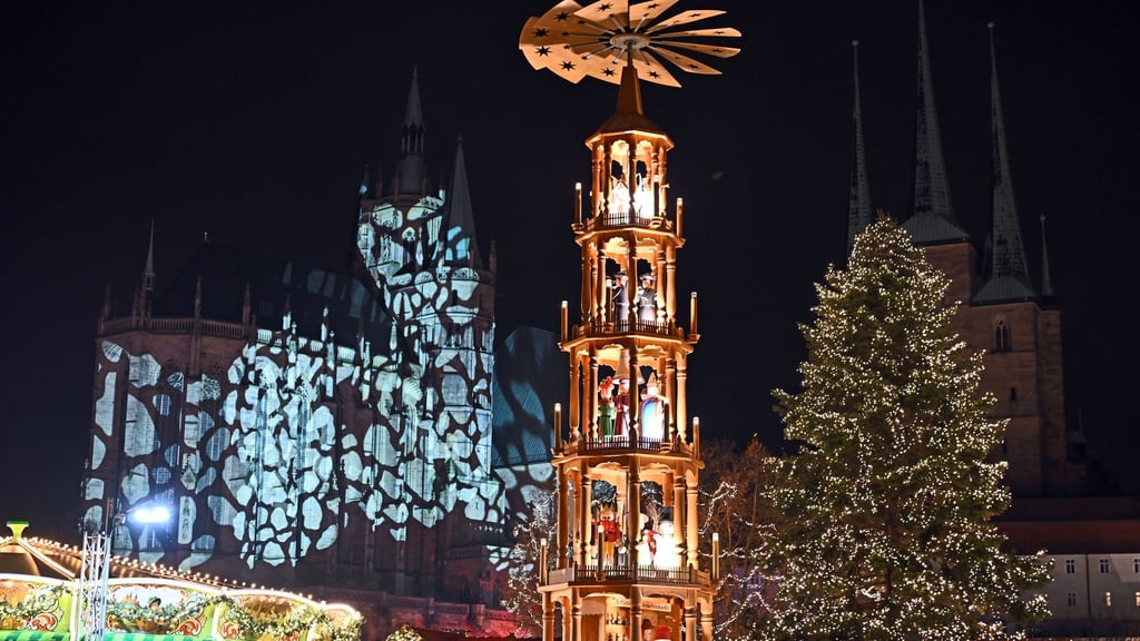 Schon mehrere 100.000 Menschen haben in diesem Jahr den großen Weihnachtsmarkt auf dem Erfurter Domplatz besucht. (Archivbild)