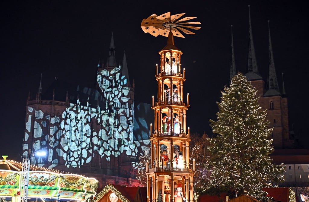 Schon mehrere 100.000 Menschen haben in diesem Jahr den großen Weihnachtsmarkt auf dem Erfurter Domplatz besucht. (Archivbild)