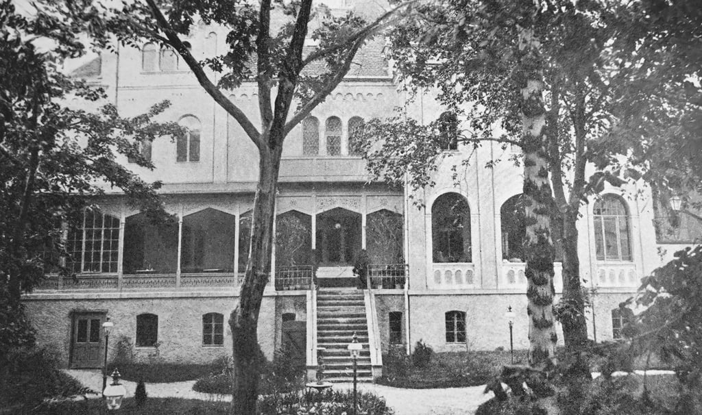 Das Logenhaus am Domplatz wurde 1905 neu errichtet. Der Bau kostete 48.400 Mark – deutlich mehr als geplant. 