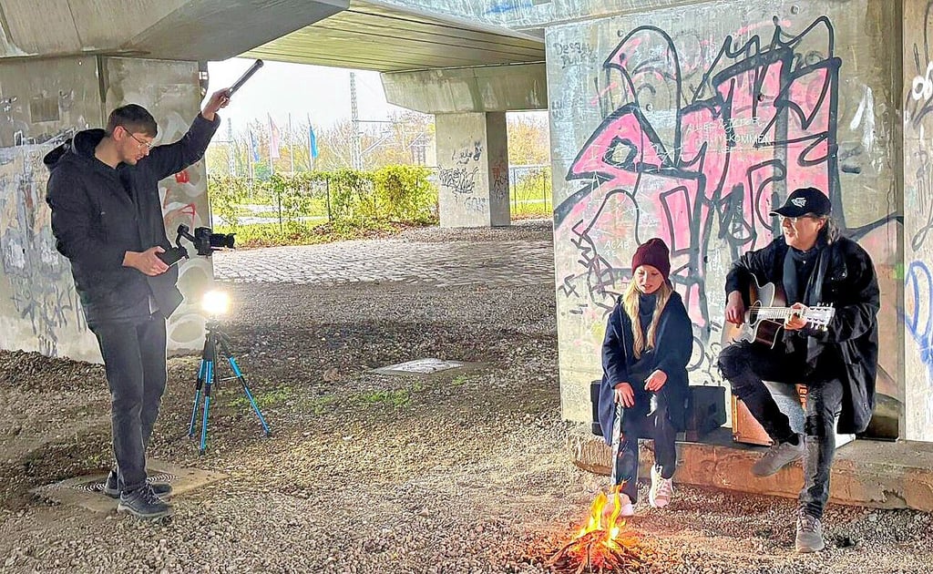 Hardy und Nele beim Videodreh für das Lied „Wozu sind Kriege da“.