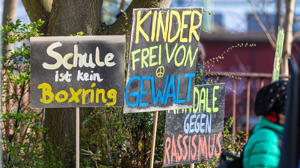 Die Stadt Cottbus will stärker gegen Gewalt an Schulen vorgehen. (Archivbild)