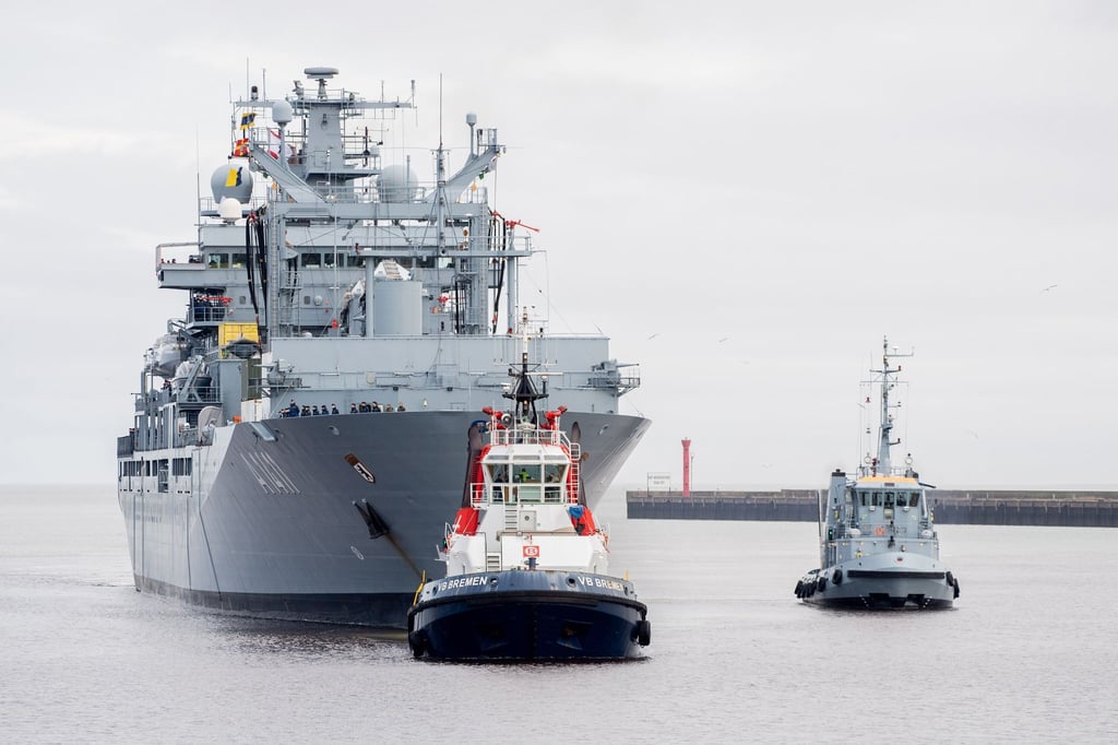 Der Einsatzgruppenversorger „Berlin“ läuft in den Hafen am Marinestützpunkt ein. Das Marineschiff ist nach einem monatelangen Einsatz nach Wilhelmshaven zurückgekehrt.