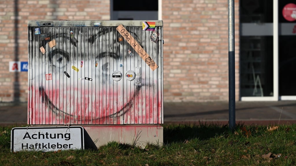 Der Stromkasten „Klotzi“ im ostfriesischen Ostrhauderfehn ist nach einer nächtlichen Farbaktion teilweise gereinigt worden.