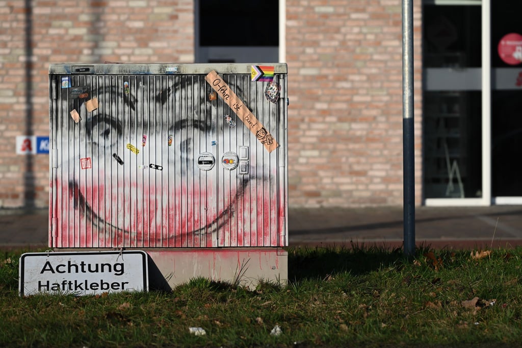 Der Stromkasten „Klotzi“ im ostfriesischen Ostrhauderfehn ist nach einer nächtlichen Farbaktion teilweise gereinigt worden.
