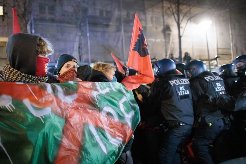Die Polizei hat eine Anti-Polizei-Demo in Friedrichshain aufgelöst.