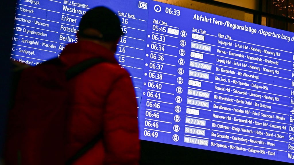 Der Fahrplanwechsel bringt ab heute für die Fahrgäste in Berlin und Brandenburg einige Änderungen mit sich. (Archivbild)