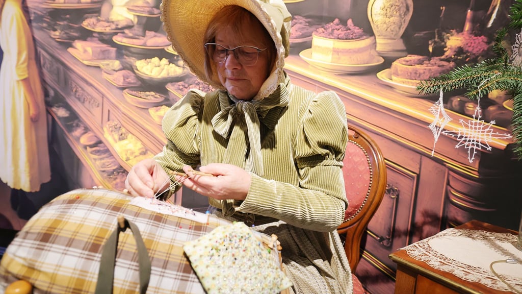 Auch Handarbeit wird bei der „Romantischen Fürstenweihnacht“ demonstriert.