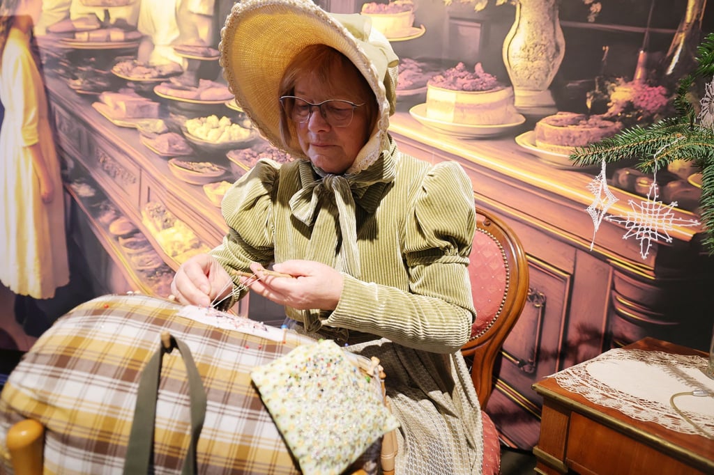 Auch Handarbeit wird bei der „Romantischen Fürstenweihnacht“ demonstriert.
