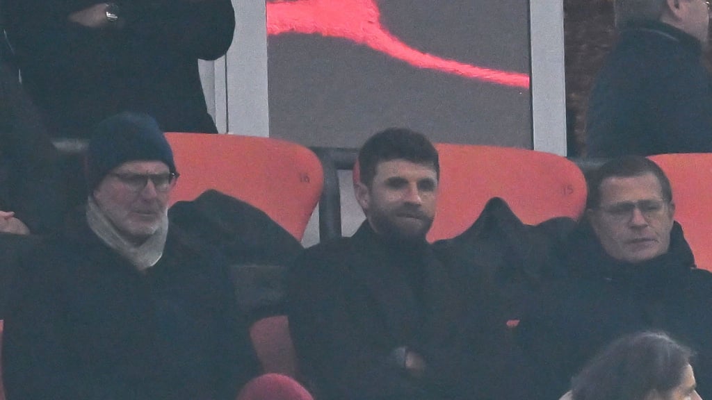 Müller (m) staunte nicht schlecht über den Mainzer Treffer zum 2:1.