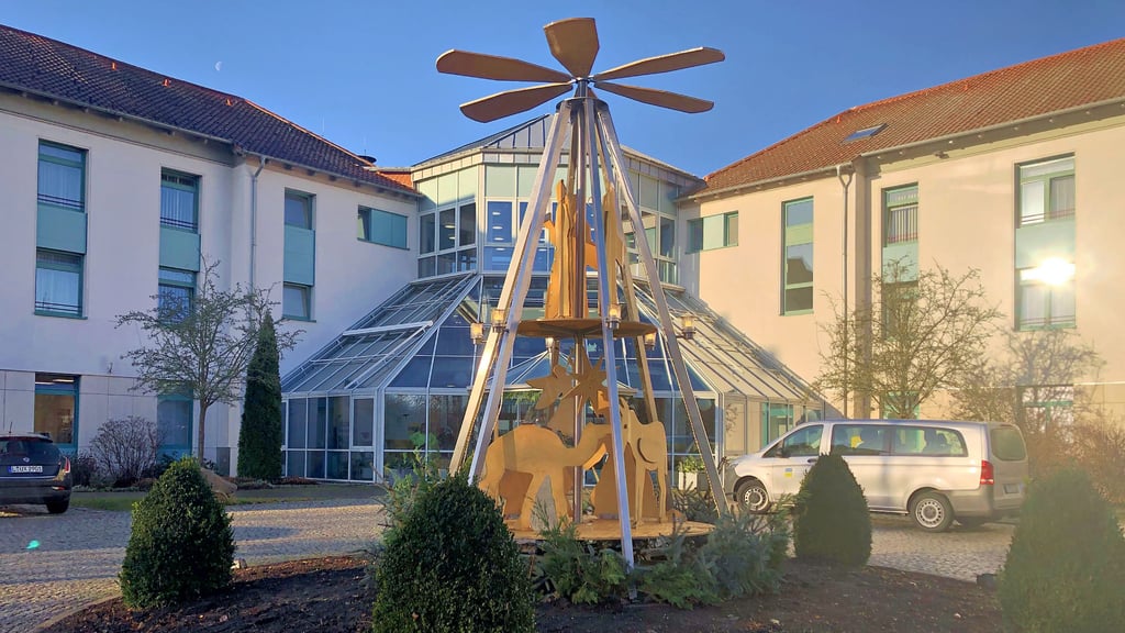 Den Eingangsbereich der Rehaklinik Dübener Heide schmückt zurzeit eine große Pyramide.  