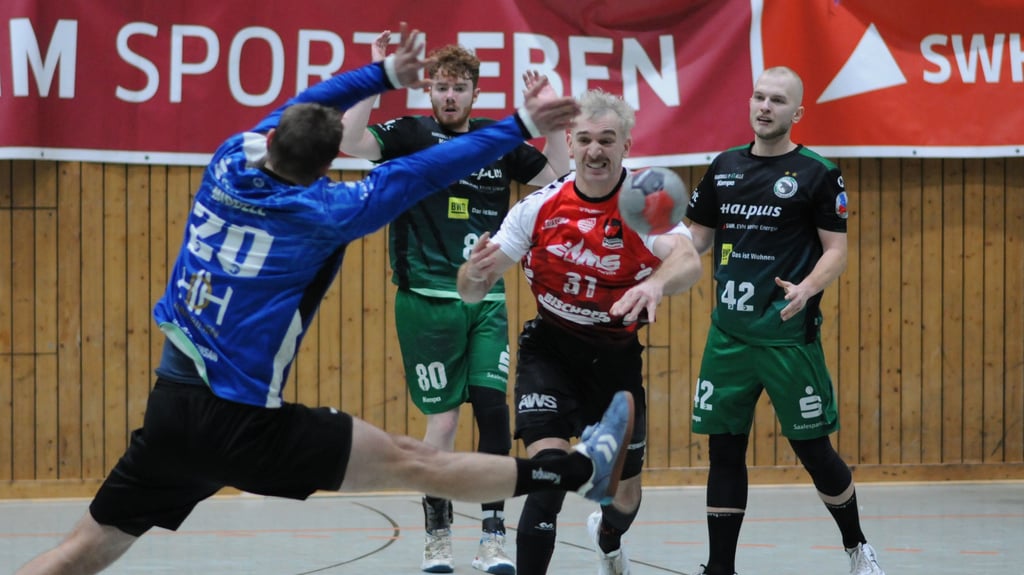 Halles Torhüter Oliver Middell bereitete den Staßfurtern um Jens Osterloh nach der Pause große Probleme.