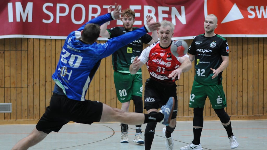 Halles Torhüter Oliver Middell bereitete den Staßfurtern um Jens Osterloh nach der Pause große Probleme.