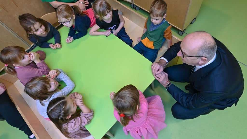 Brandenburgs Ministerpräsident Dietmar Woidke (SPD) ruft Kinder zum Mitmachen beim Wettbewerb zum Kinderfest auf. (Archivbild)