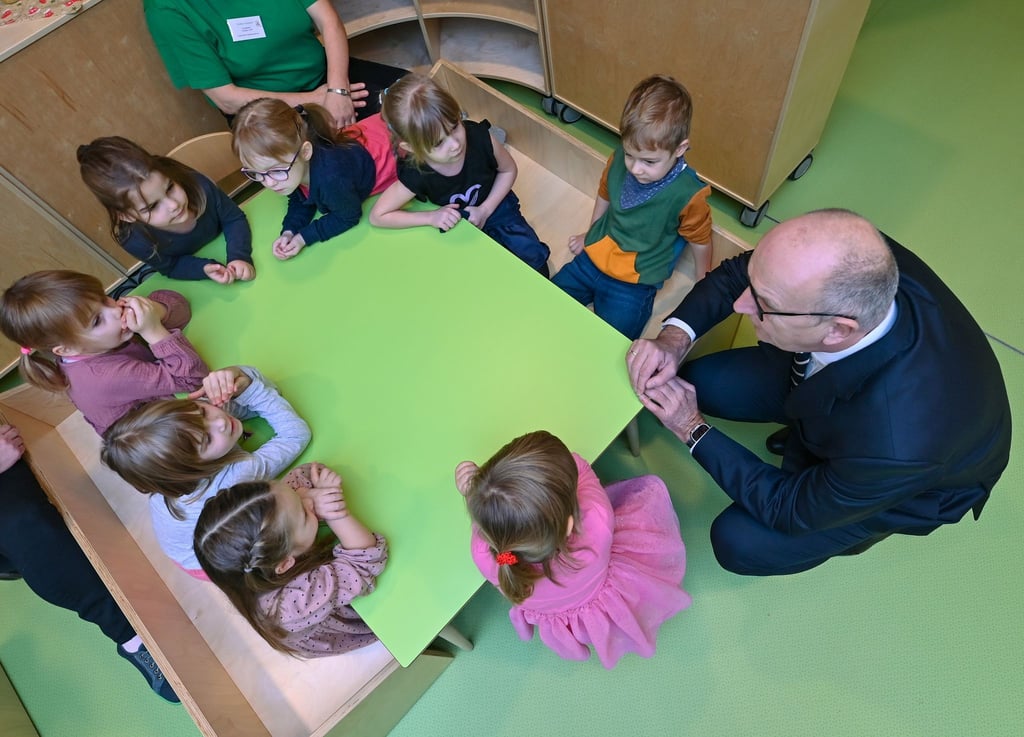 Brandenburgs Ministerpräsident Dietmar Woidke (SPD) ruft Kinder zum Mitmachen beim Wettbewerb zum Kinderfest auf. (Archivbild)