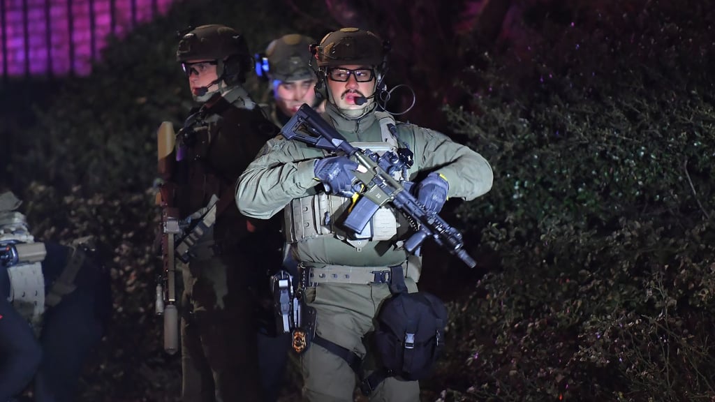 Nachbarn der Universität wurden aufgefordert, ihre Häuser nicht zu verlassen.