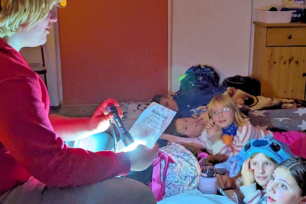 Die Zuhörerschaft in der Barbyer Grundschule hatte sich komfortabel gebettet und lauschte der Geschichte.