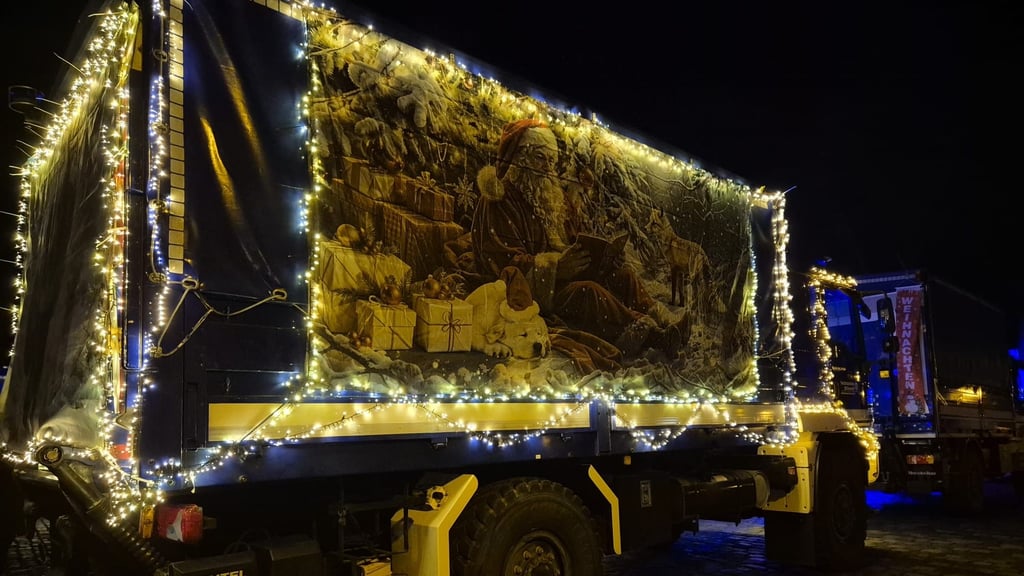Dutzende Fahrzeuge der Blaulichtorganisationen der Stadt fuhren bunt geschmückt durch Halberstadt.