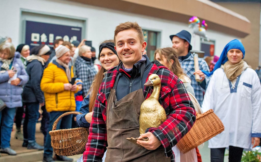 Goldig und klebrig: Clemens Schmidt  zeigt mit Familie das bekannte Märchen „Die goldene Gans“. 