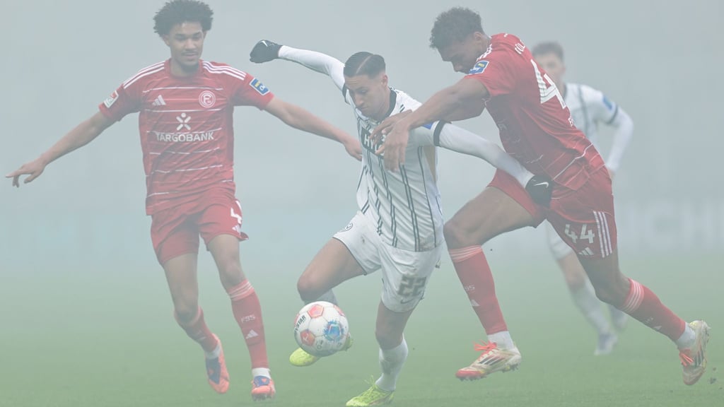 Elversbergs Torjäger Younes Ebnoutalib wird gut abgeschirmt von der Fortuna.