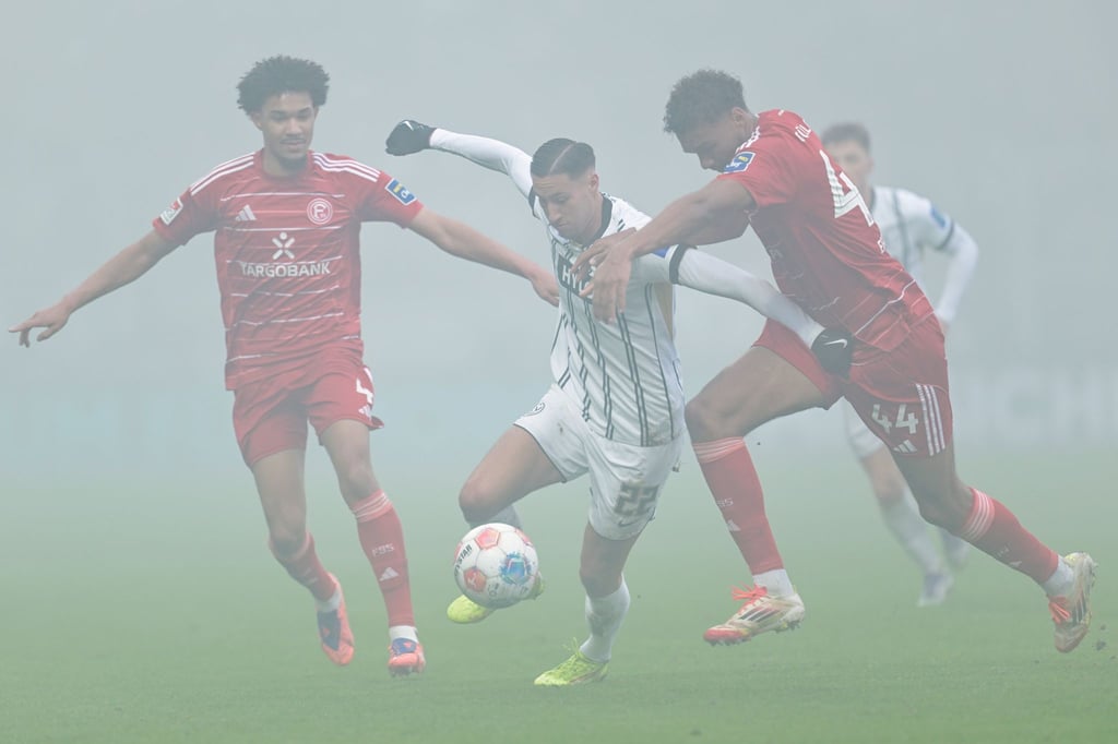 Elversbergs Torjäger Younes Ebnoutalib wird gut abgeschirmt von der Fortuna.