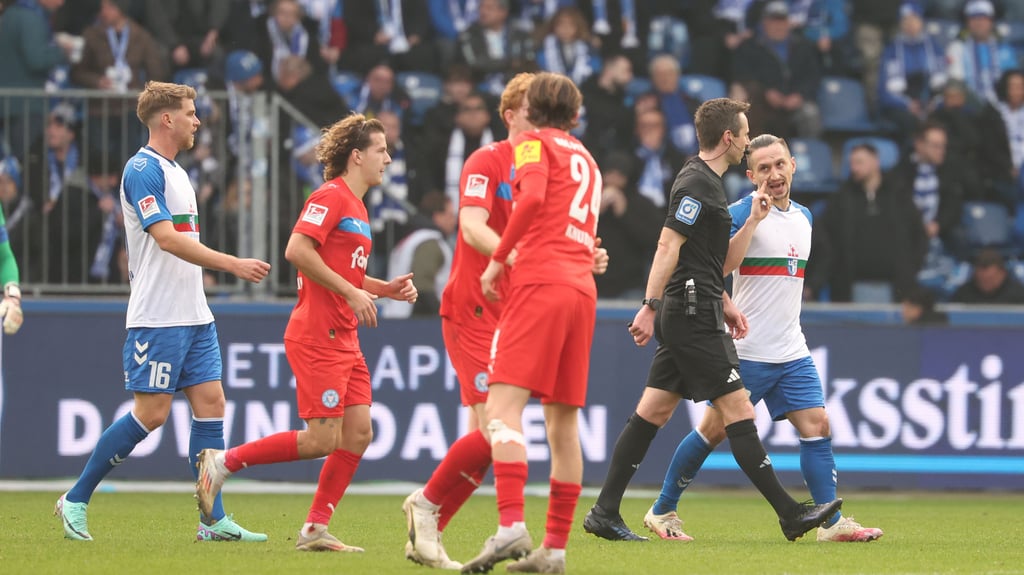 Baris Atik (rechts) und der 1. FC Magdeburg meldeten mehrfach Redebedarf bei Schiedsrichter Lukas Benen an. Der Schiedsrichter sorgte mit gleich zwei umstrittenen Elfern gegen den FCM für Ärger im Magdeburger Stadion.&nbsp;