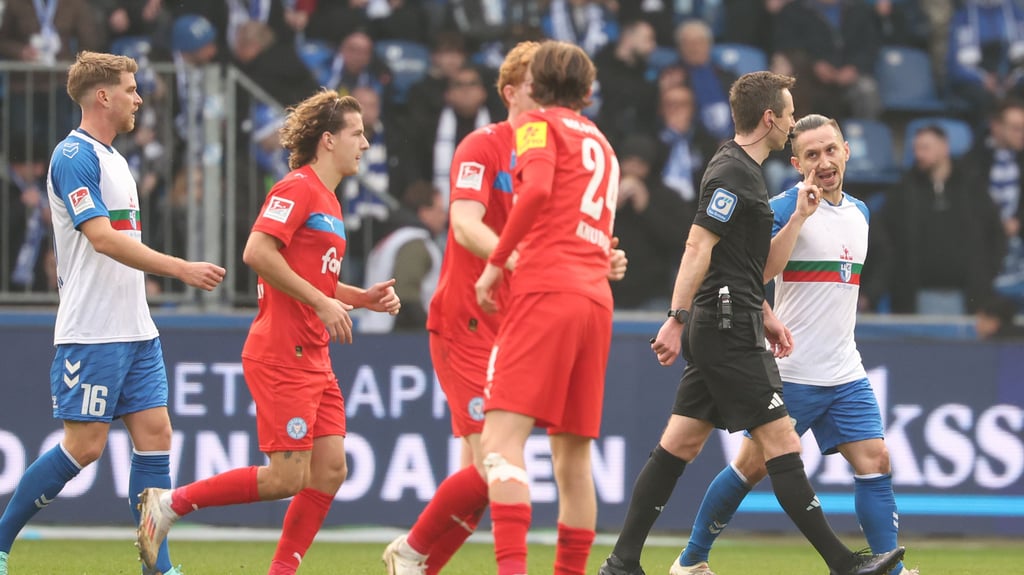 Baris Atik (rechts) und der 1. FC Magdeburg meldeten mehrfach Redebedarf bei Schiedsrichter Lukas Benen an.