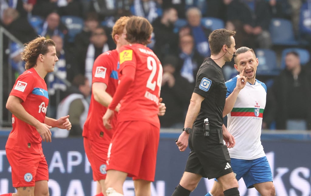 Baris Atik (rechts) und der 1. FC Magdeburg meldeten mehrfach Redebedarf bei Schiedsrichter Lukas Benen an.