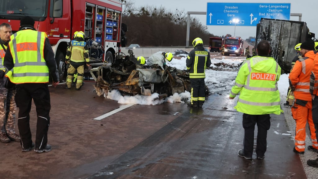 Das Unfallauto brannte komplett aus.