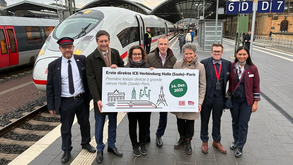 Großer Bahnhof für den ersten ICE von Halle nach Paris. OB Alexander Vogt (2.v.l.), Bahn-Bevollmächtigter Thomas Walden (m.) und Sachsen-Anhalts Infrastrukturministerin Lydia Hüskens (3.v.r.) begrüßten den Zug am Sonntagmorgen.