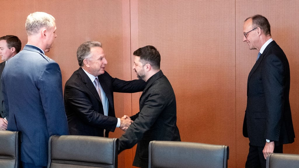 Bei der Begrüßung war Kanzler Friedrich Merz (CDU) noch zugegen. Anschließend zog er sich zurück.