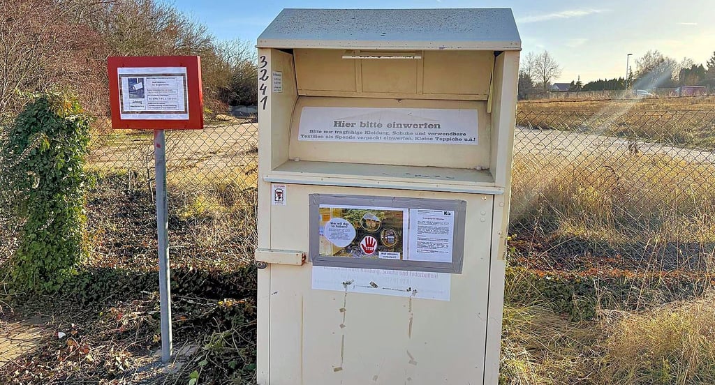 Momentan liegt kein Müll am Container, an dem auch noch die Plakate zu  sehen sind, die darüber aufklären, was hier rein darf. 