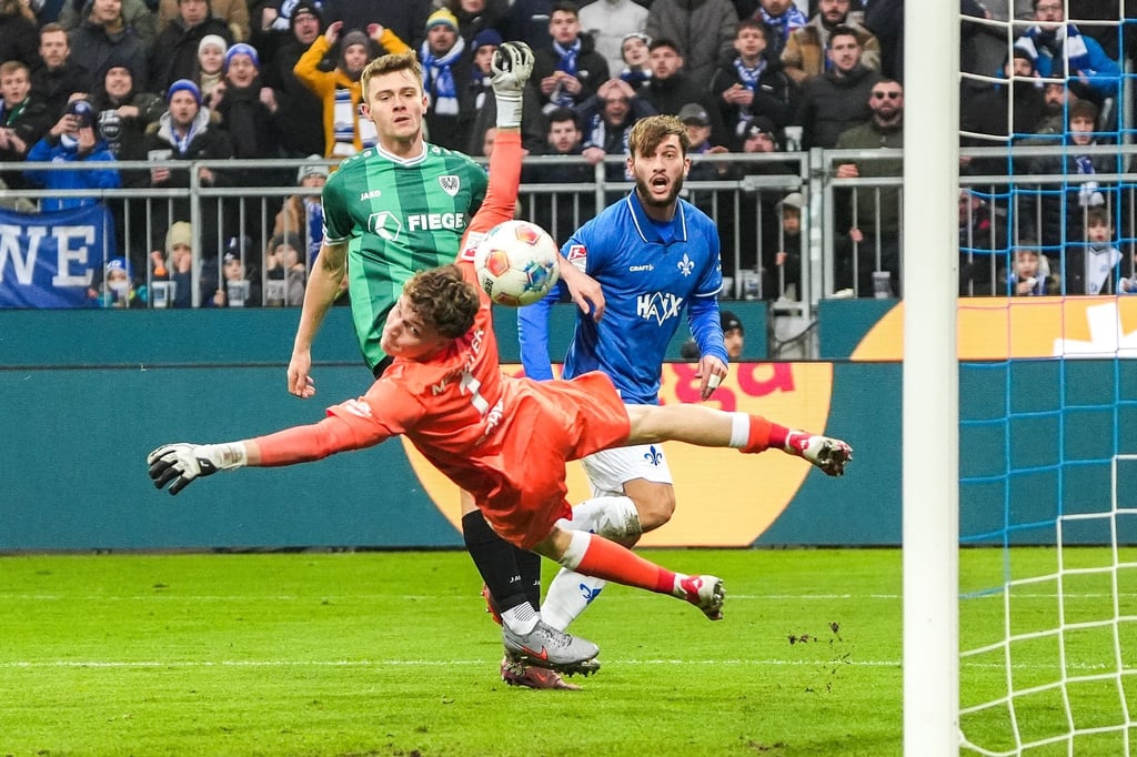 Kilian Corredor (r.) erzielt das 1:0 für Darmstadt gegen Münster.