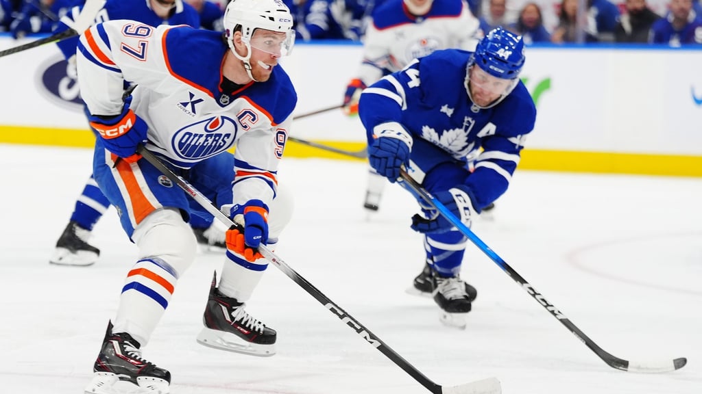 Connor McDavid (l) erzielte zwei Tore bei Edmontons Sieg in Toronto.