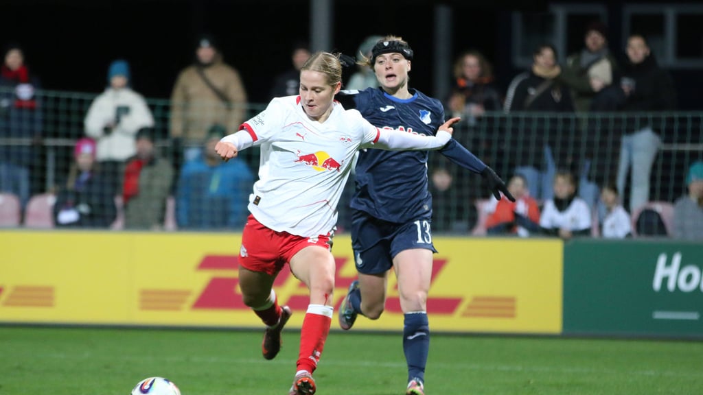Leipzig Emilia Asgeirsdottir (l.) trifft zum 1:1 für RB.