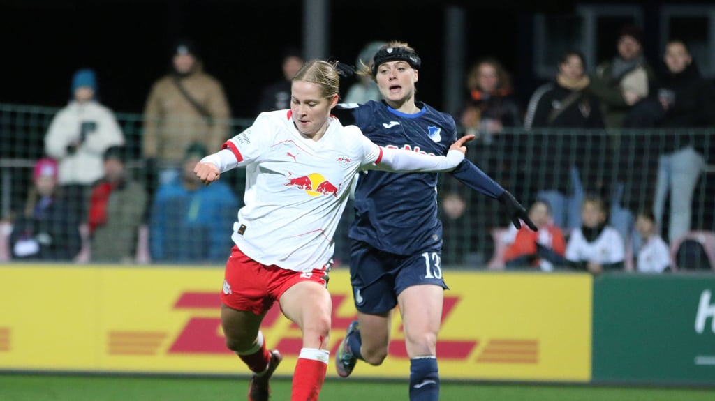 Leipzig Emilia Asgeirsdottir (l.) trifft zum 1:1 für RB.