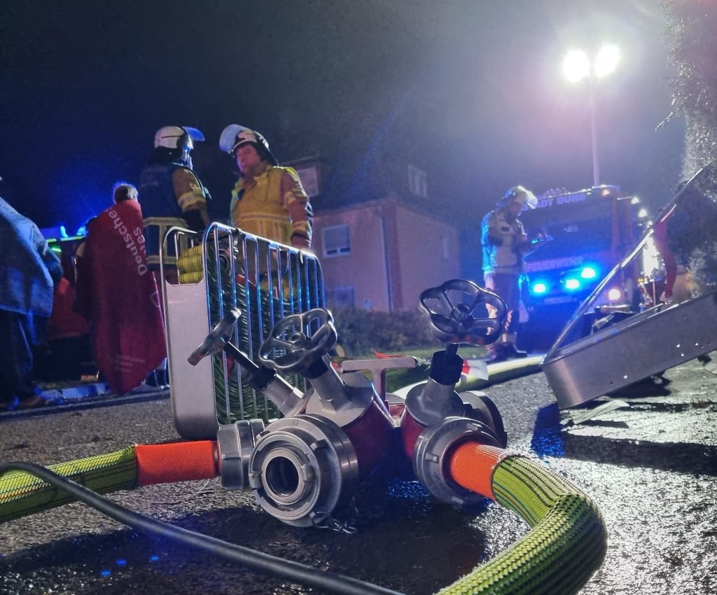 Einsatzkräfte der freiwilligen Feuerwehr in Burg sind bei einem Kellerbrand an der Einsteinstraße gefordert gewesen.