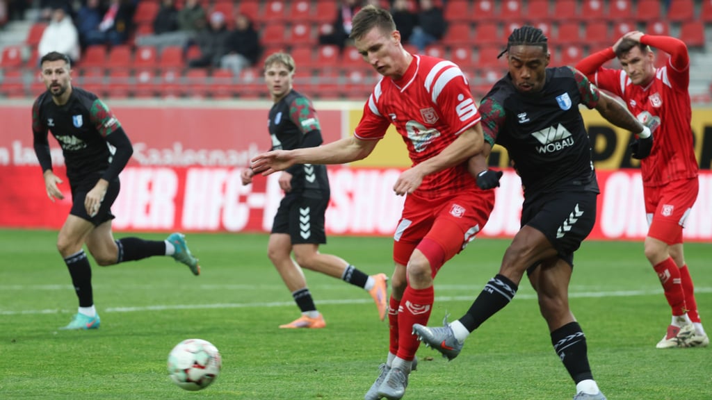Stürmer Ado Onaiwu verlor mit dem 1. FC Magdeburg II am Sonntag beim Halleschen FC in der Regionalliga Nordost.