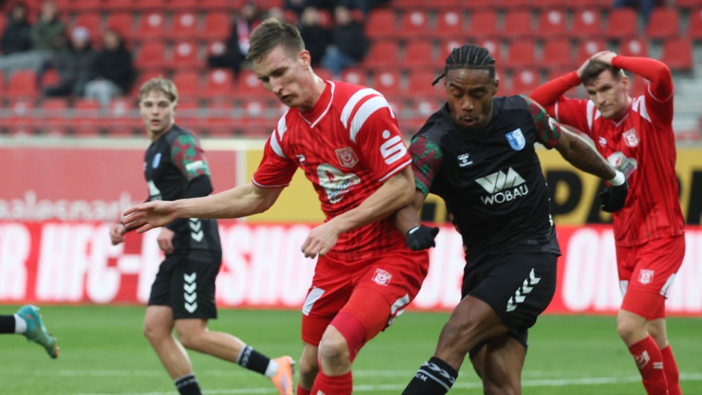 Stürmer Ado Onaiwu verlor mit dem 1. FC Magdeburg II am Sonntag beim Halleschen FC in der Regionalliga Nordost.
