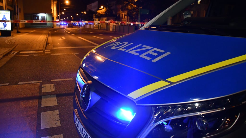 Polizei sichert Spuren nach Einbruch in leerstehende Volksbank-Filiale.